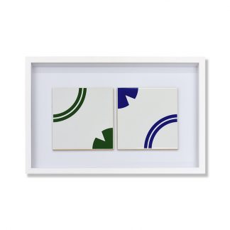 Moldura caixa vidro com 2 azulejos do Centro Cultural Missionário da CNBB - padrão verde e azul